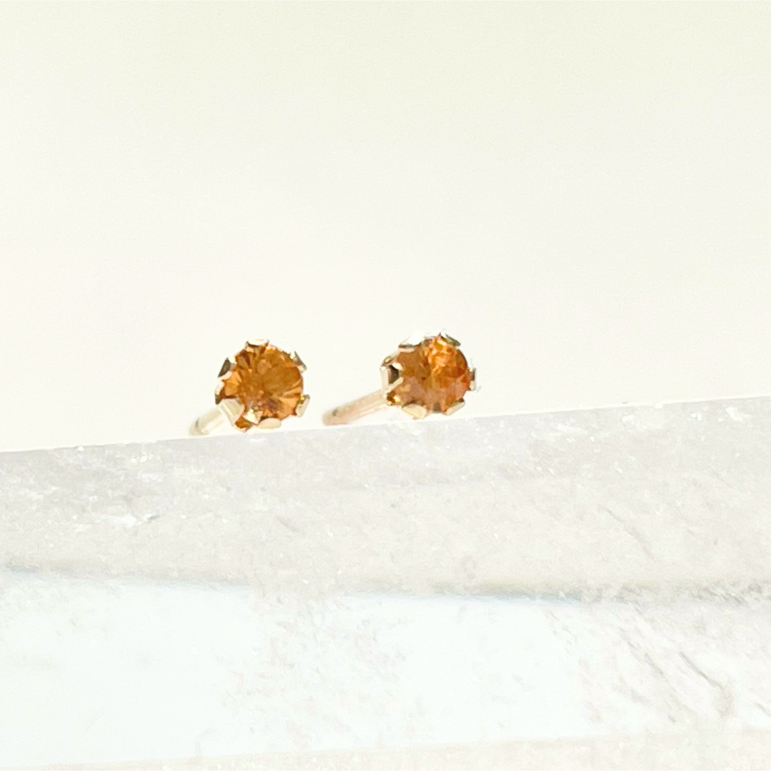 10k   セイロン産　オレンジサファイア　プチ　ピアス ハンドメイドのアクセサリー(ピアス)の商品写真