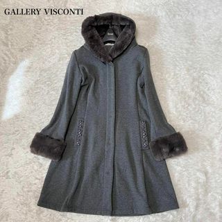 ギャラリービスコンティ(GALLERY VISCONTI)のギャラリービスコンティ　フーディ　ミドルコート　ビジュ　グレー　エコファー(ロングコート)