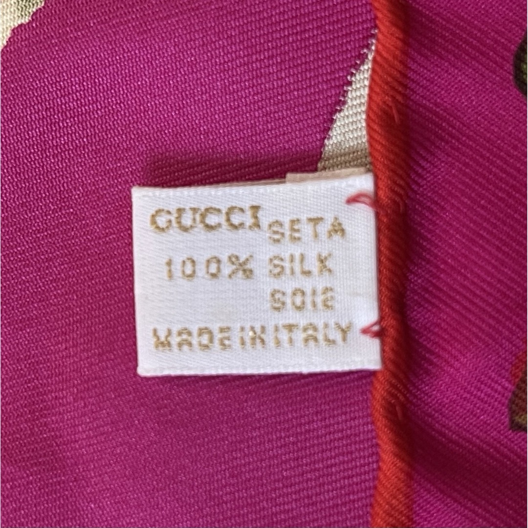 Gucci(グッチ)のGUCCI  シルク100% プチスカーフ　ビビッドピンク地にフラワー柄　美品 レディースのファッション小物(バンダナ/スカーフ)の商品写真