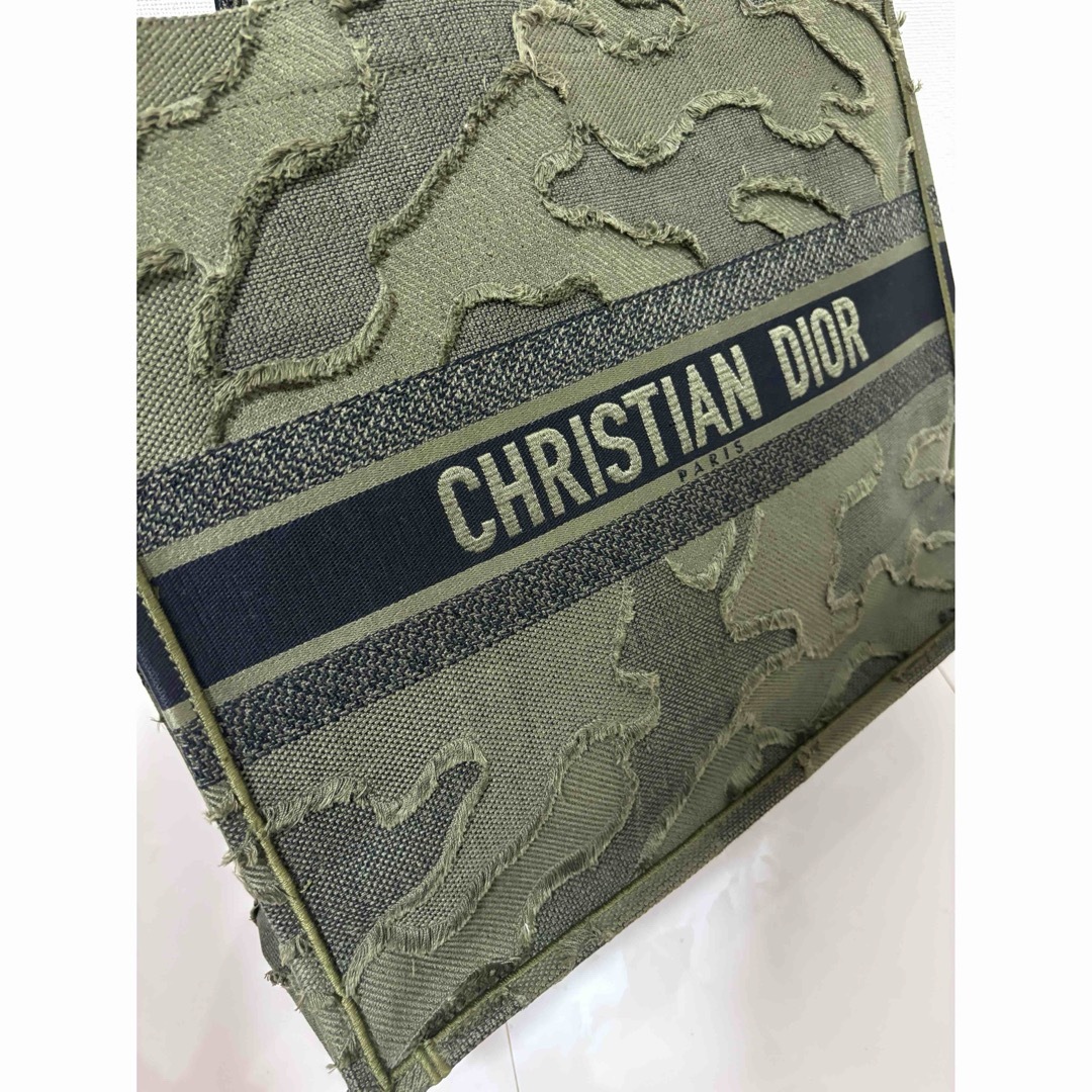 Christian Dior(クリスチャンディオール)のChristianDior ブックトート カモフラ トートバッグ カーキ ロゴ メンズのバッグ(トートバッグ)の商品写真