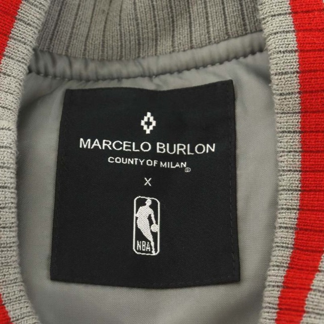 MARCELO BURLON(マルセロブロン)のMARCELO BURLON × NBA スタジャン L グレー 赤 メンズのジャケット/アウター(スタジャン)の商品写真