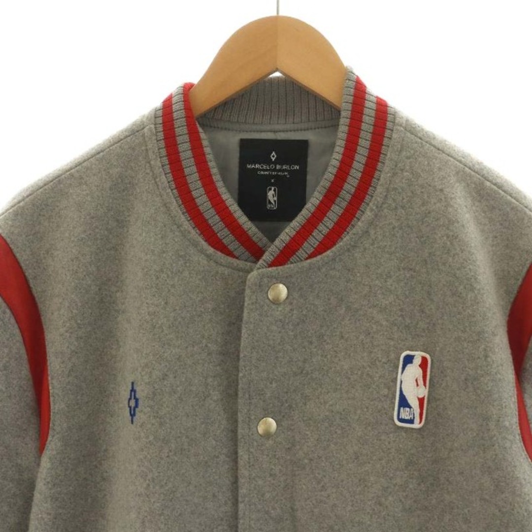 MARCELO BURLON(マルセロブロン)のMARCELO BURLON × NBA スタジャン L グレー 赤 メンズのジャケット/アウター(スタジャン)の商品写真