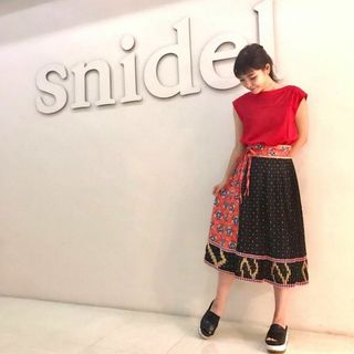 スナイデル(SNIDEL)のスナイデル SNIDEL エキゾチック刺繍 プリーツコンビ プリントスカート(ひざ丈スカート)