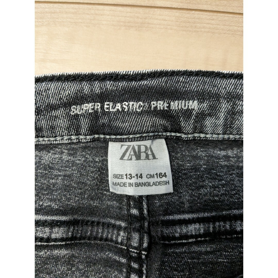 ZARA(ザラ)のZARA ブラック デニム ジーンズ キッズ/ベビー/マタニティのキッズ服男の子用(90cm~)(パンツ/スパッツ)の商品写真