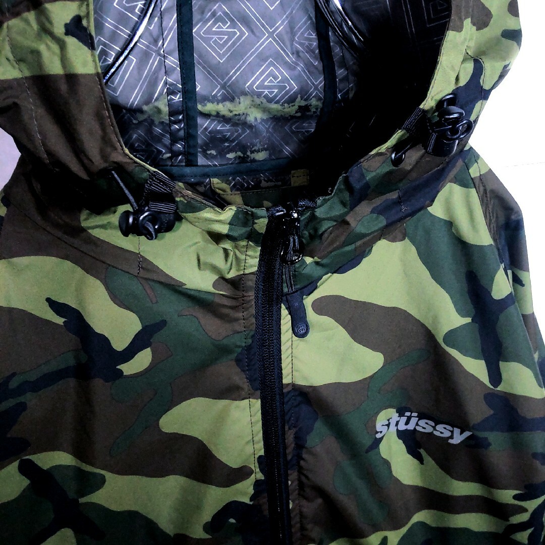 STUSSY(ステューシー)の《STUSSY(ステューシー)》カモフラ   ナイロン マウンテンジャケット メンズのジャケット/アウター(マウンテンパーカー)の商品写真