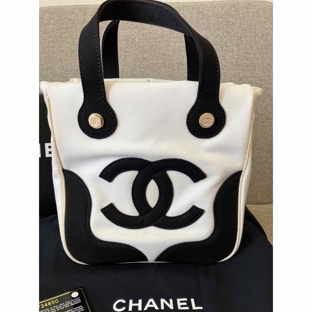 CHANEL(シャネル)の月末お値下げ！　CHANEL  シャネル　マシュマロ　キャンバスバッグ レディースのバッグ(ハンドバッグ)の商品写真