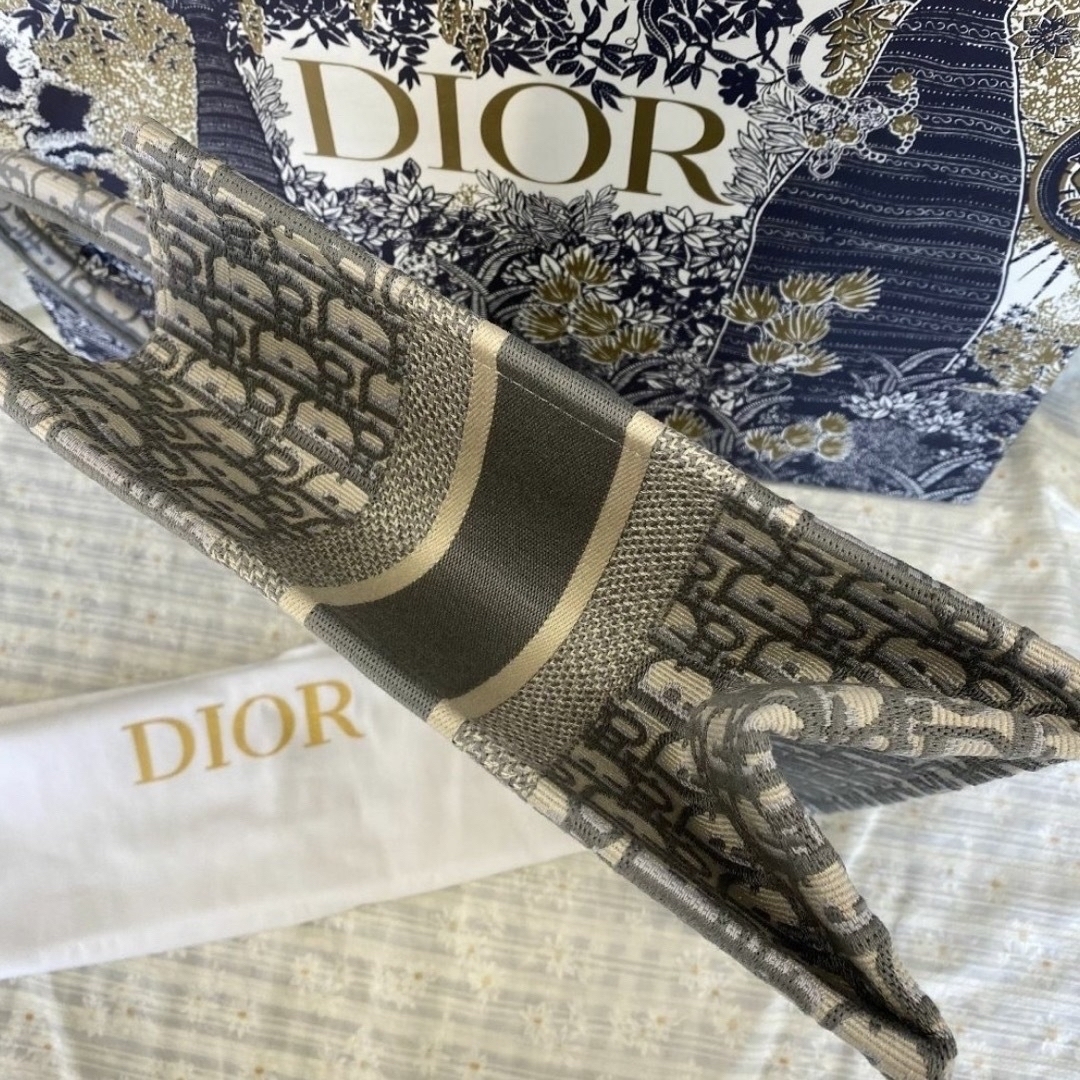 Christian Dior(クリスチャンディオール)のDIOR ブックトート ミディアム グレー レディースのバッグ(トートバッグ)の商品写真