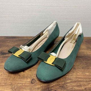 サルヴァトーレフェラガモ(Salvatore Ferragamo)の【美品☆VOUGE掲載品】Salvatore Ferragamo パンプス　緑♡(ハイヒール/パンプス)