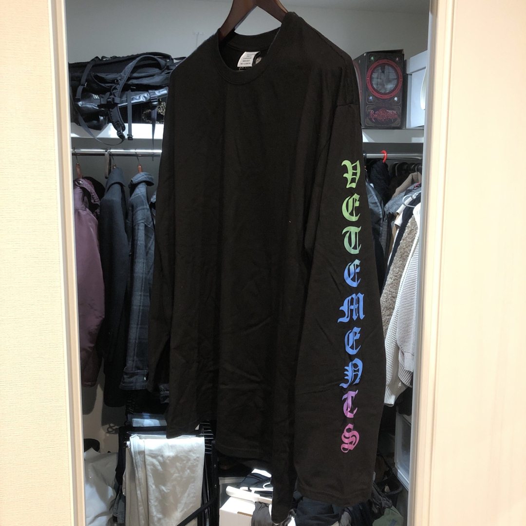 VETEMENTS ヴェトモン　長袖　袖ロゴ　ゴシック　ロンTTシャツ/カットソー(七分/長袖)