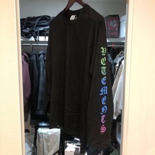 ヴェトモン(VETEMENTS)のVETEMENTS ヴェトモン　長袖　袖ロゴ　ゴシック　ロンT(Tシャツ/カットソー(七分/長袖))