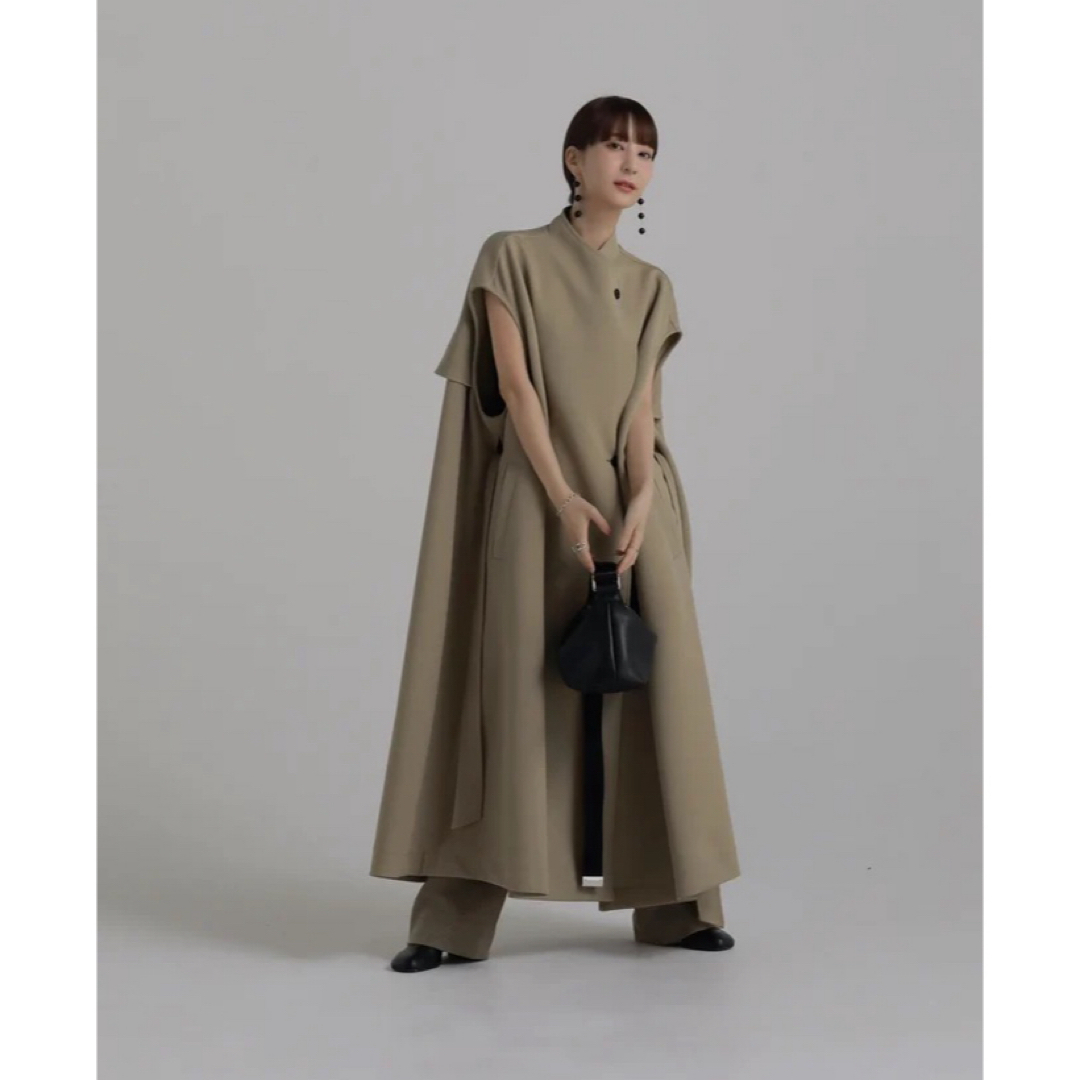 【未着用】louren volume flare trench coat レディースのジャケット/アウター(トレンチコート)の商品写真