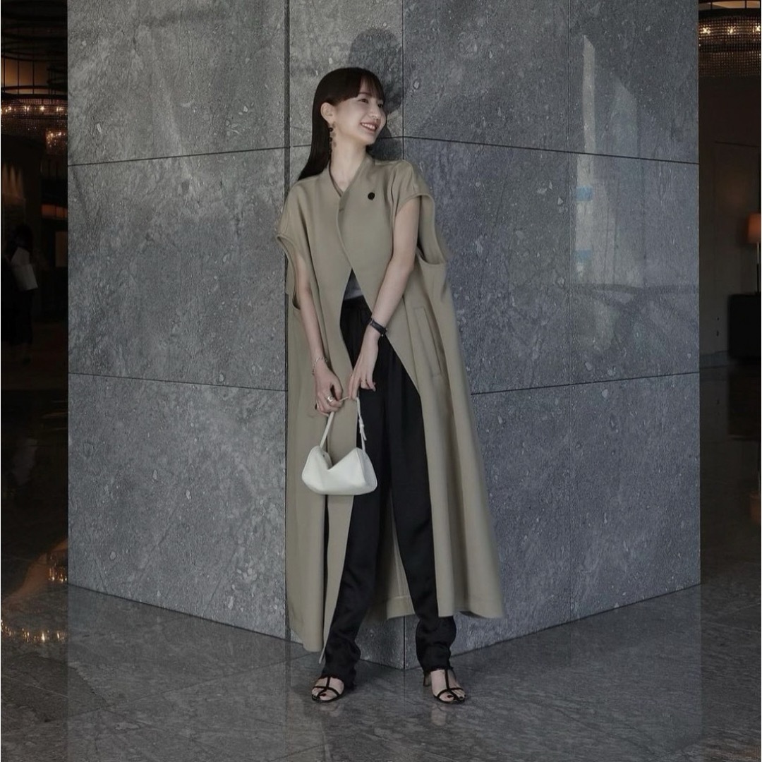 【未着用】louren volume flare trench coat レディースのジャケット/アウター(トレンチコート)の商品写真