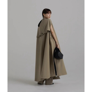 【未着用】louren volume flare trench coat(トレンチコート)