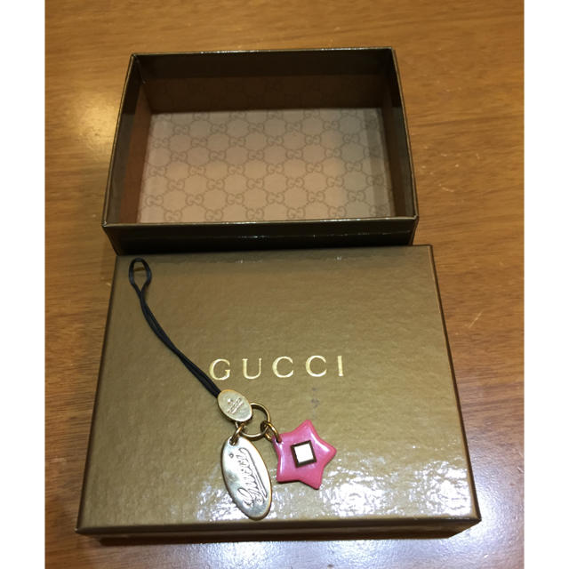 Gucci(グッチ)のGUCCIストラップ スマホ/家電/カメラのスマホアクセサリー(ストラップ/イヤホンジャック)の商品写真