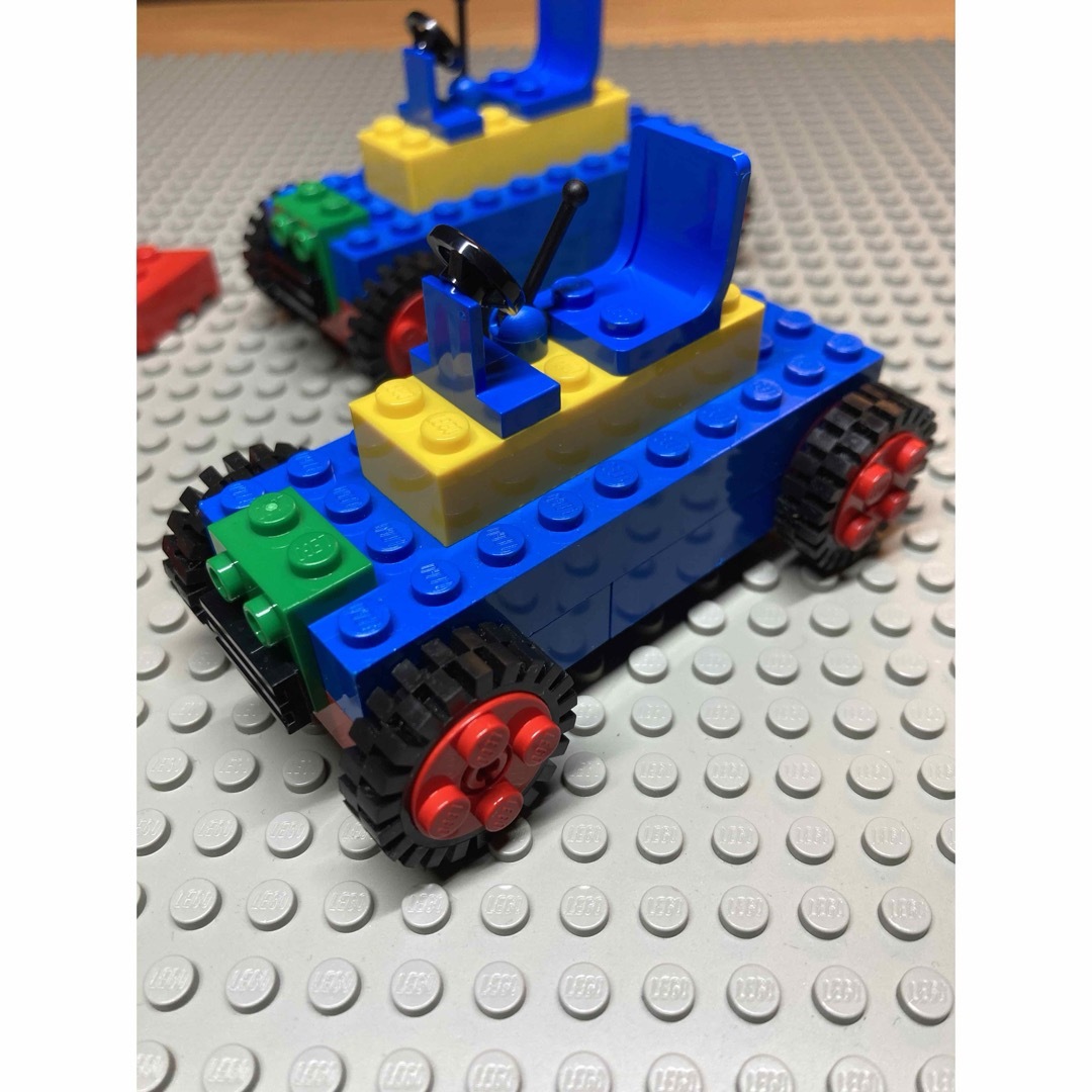 Lego(レゴ)のLEGO レゴバケツ　いろいろ自動車2台分のタイヤパーツ他セット キッズ/ベビー/マタニティのおもちゃ(知育玩具)の商品写真