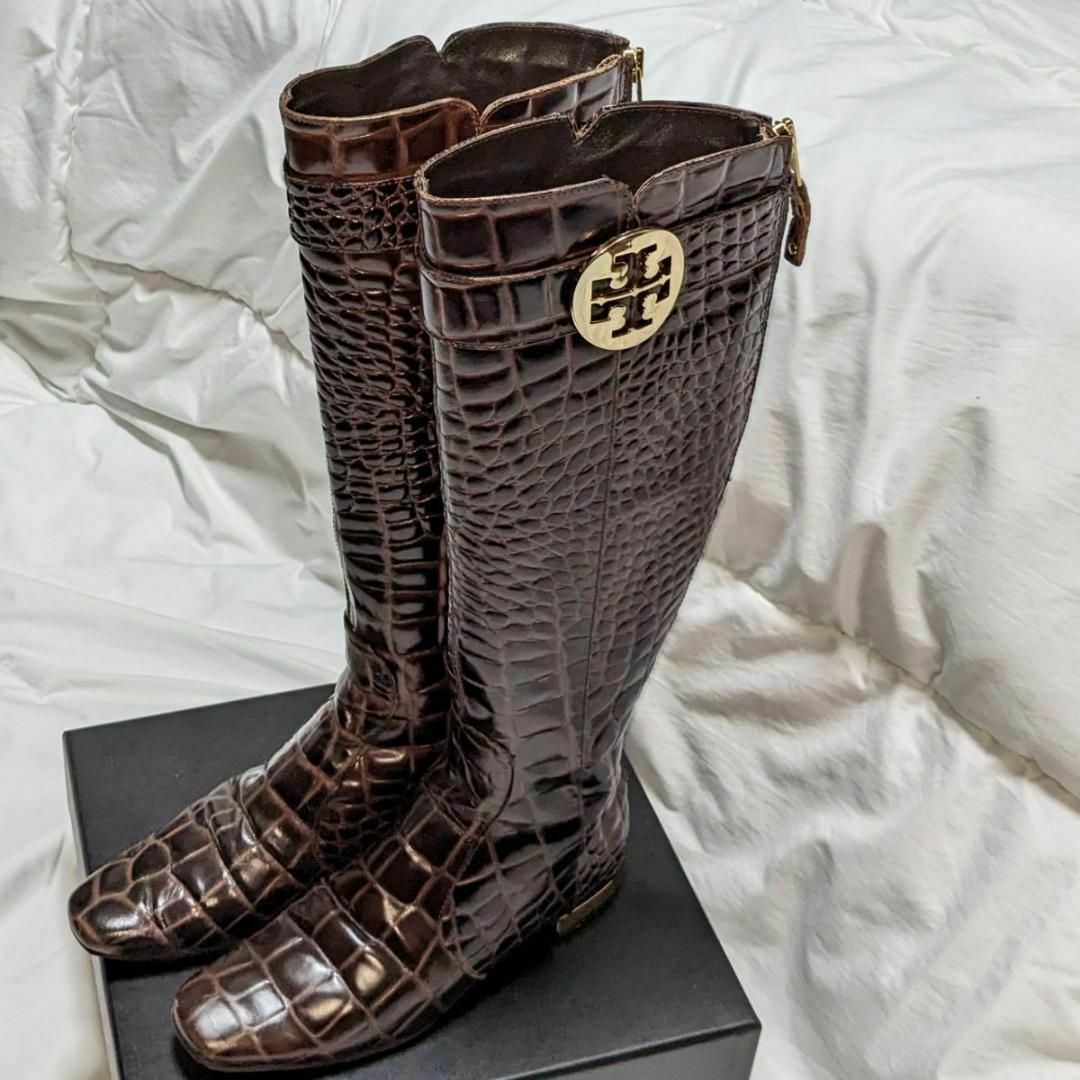 Tory Burch(トリーバーチ)の【美品】 トリーバーチ クロコダイル柄 ロングブーツ ゴールドロゴ 5M レディースの靴/シューズ(ブーツ)の商品写真