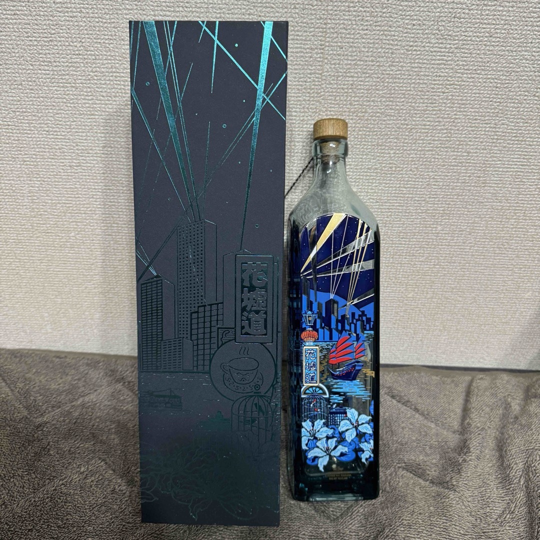 ジョニーウォーカー(ジョニーウォーカー)のジョニーウォーカー ブルーラベル 香港限定 空き瓶 Johnnie Walker 食品/飲料/酒の酒(ウイスキー)の商品写真