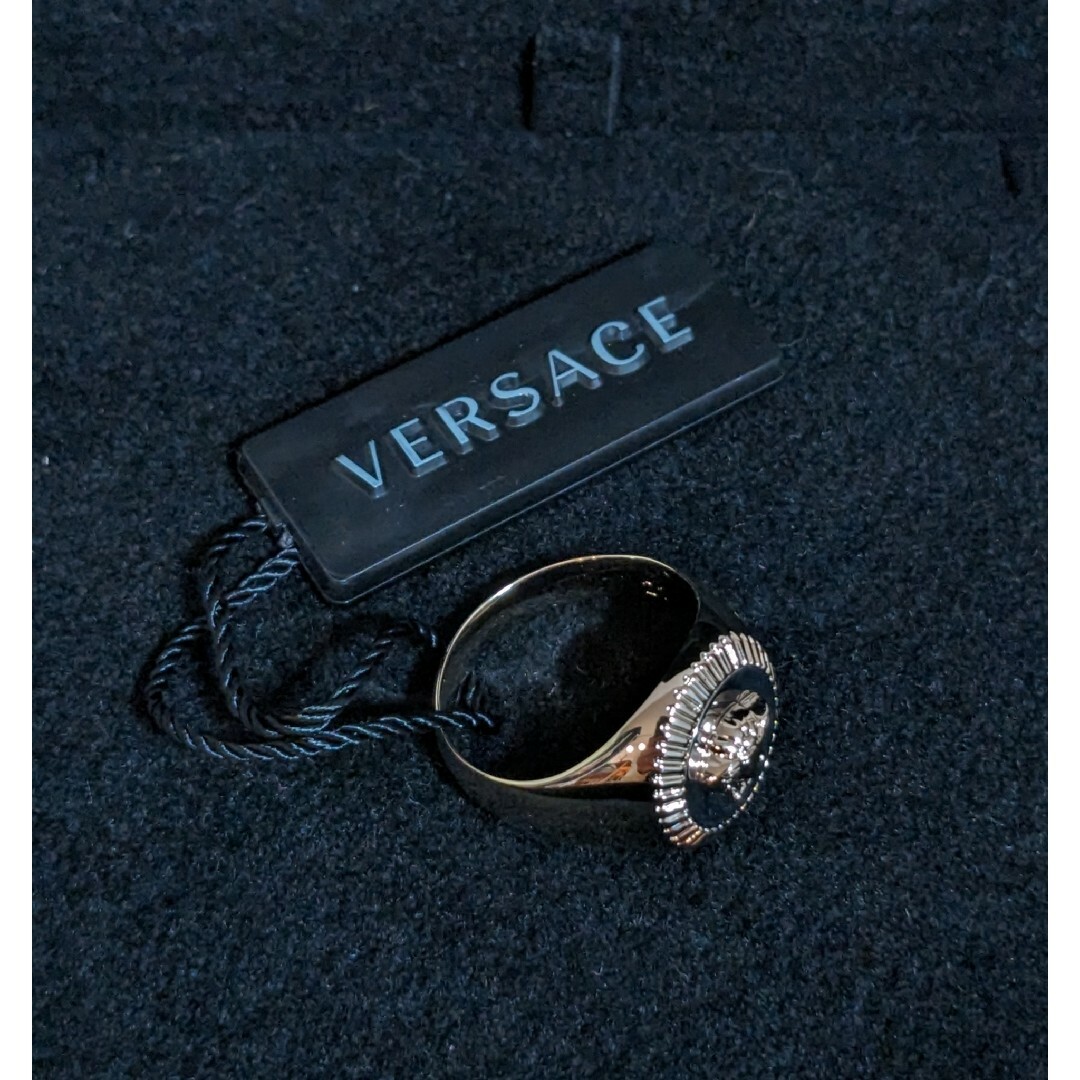 VERSACE(ヴェルサーチ)の21号 新品 VERSACE ギローシュ メドゥーサ リング ゴールド シルバー メンズのアクセサリー(リング(指輪))の商品写真