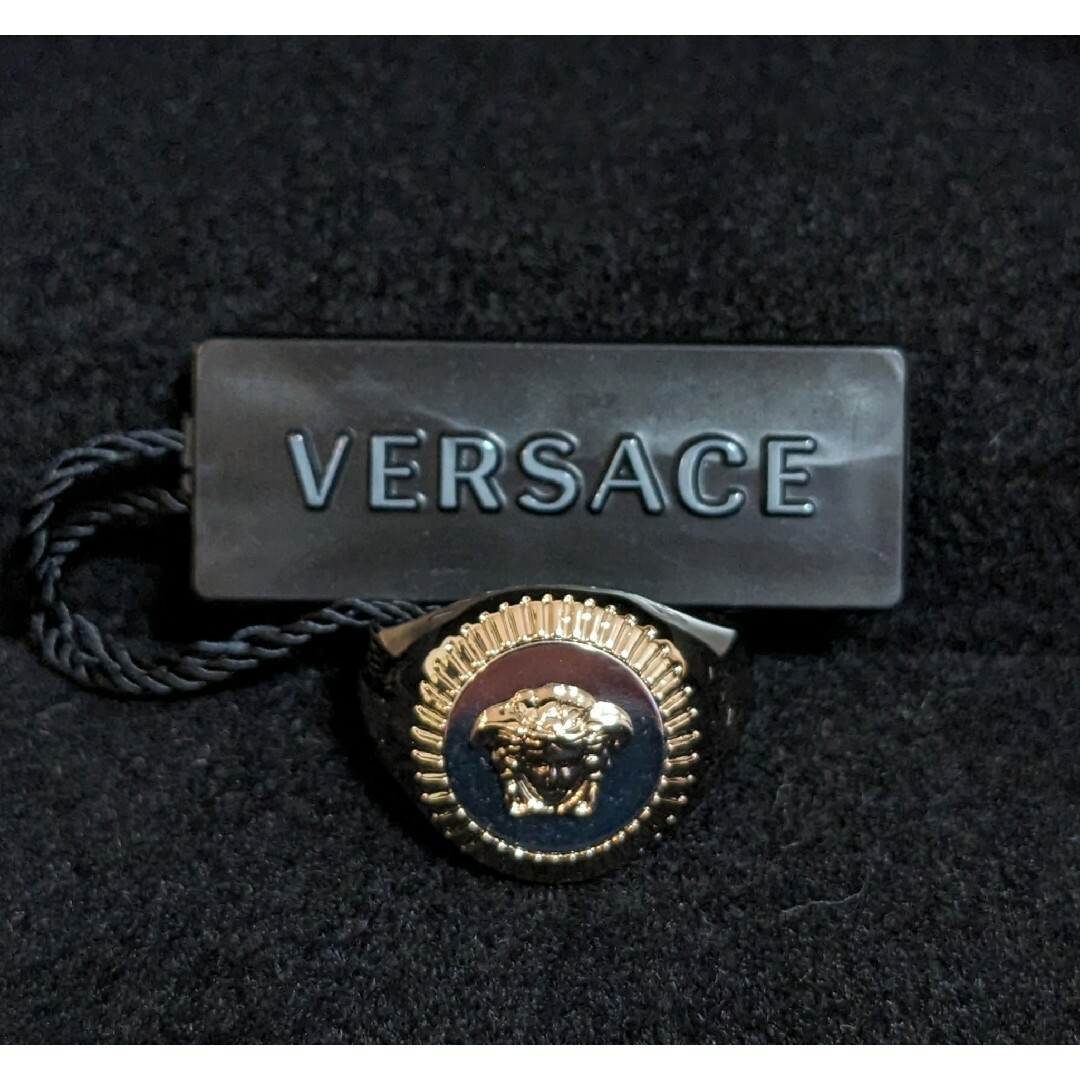 VERSACE(ヴェルサーチ)の21号 新品 VERSACE ギローシュ メドゥーサ リング ゴールド シルバー メンズのアクセサリー(リング(指輪))の商品写真