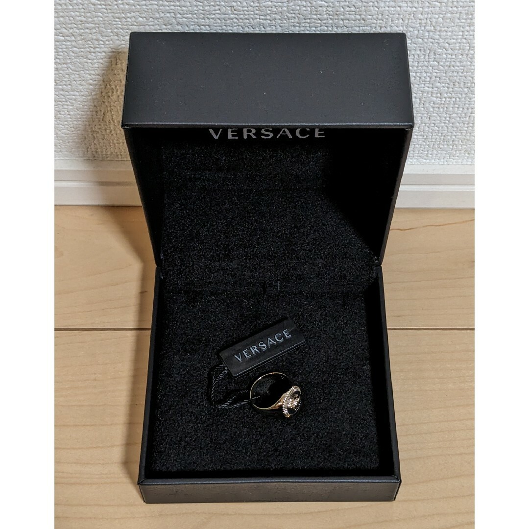 VERSACE(ヴェルサーチ)の21号 新品 VERSACE ギローシュ メドゥーサ リング ゴールド シルバー メンズのアクセサリー(リング(指輪))の商品写真