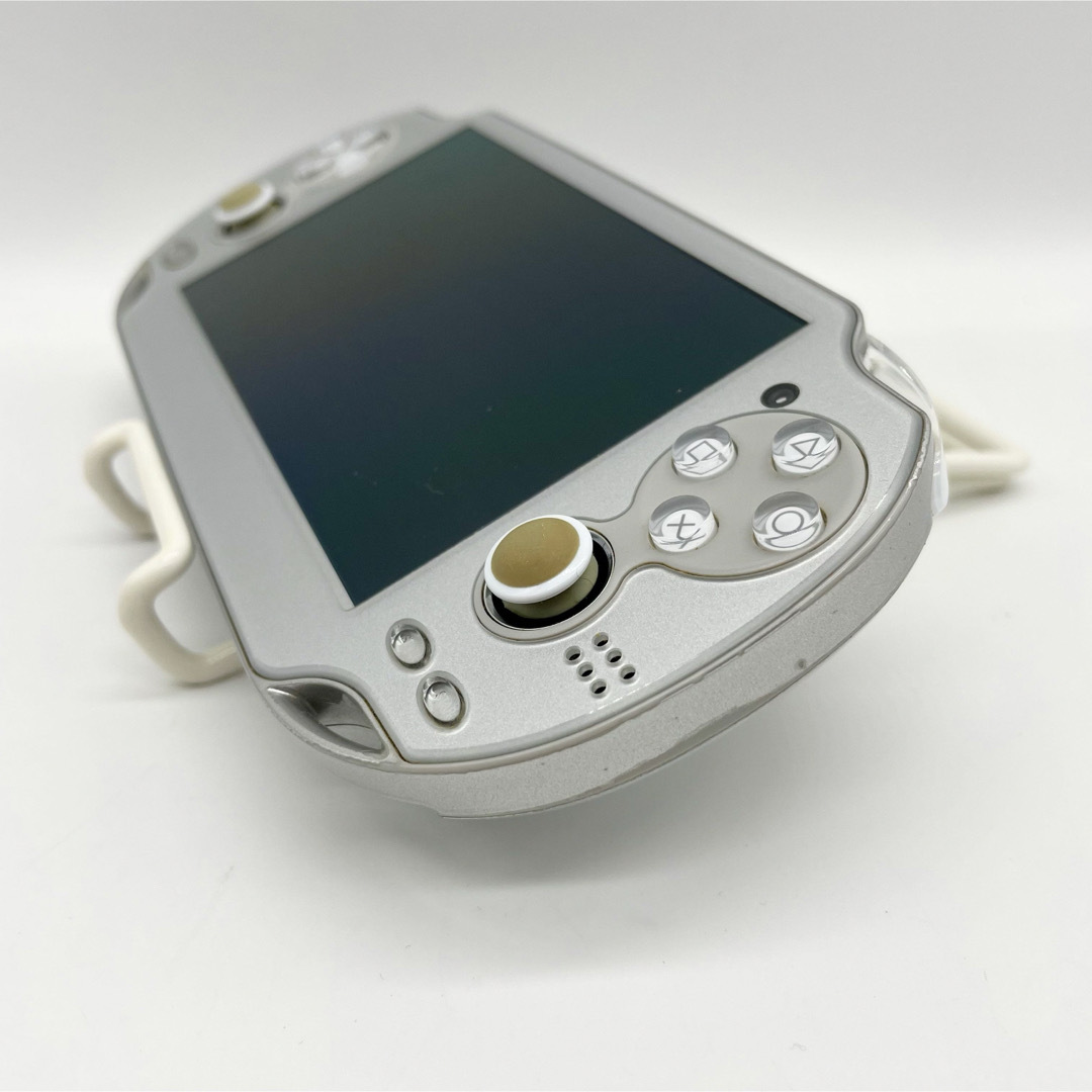 PlayStation Vita(プレイステーションヴィータ)の【液晶美品】PS Vita アイスシルバー PCH-1000 本体 動作品 エンタメ/ホビーのゲームソフト/ゲーム機本体(携帯用ゲーム機本体)の商品写真