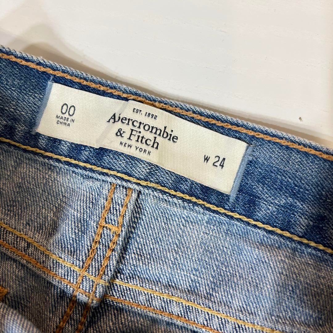 Abercrombie&Fitch(アバクロンビーアンドフィッチ)のAbercrombie & Fitch アバクロ　ショートパンツ　デニム　刺繍 レディースのパンツ(ショートパンツ)の商品写真