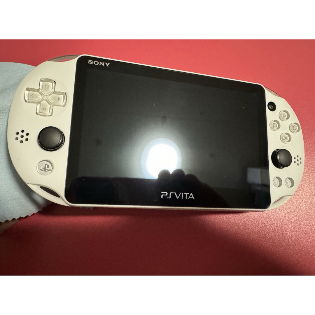 PlayStation Vita(プレイステーションヴィータ)のvita  グレイシャーホワイト　マイクラ　1 エンタメ/ホビーのゲームソフト/ゲーム機本体(携帯用ゲーム機本体)の商品写真