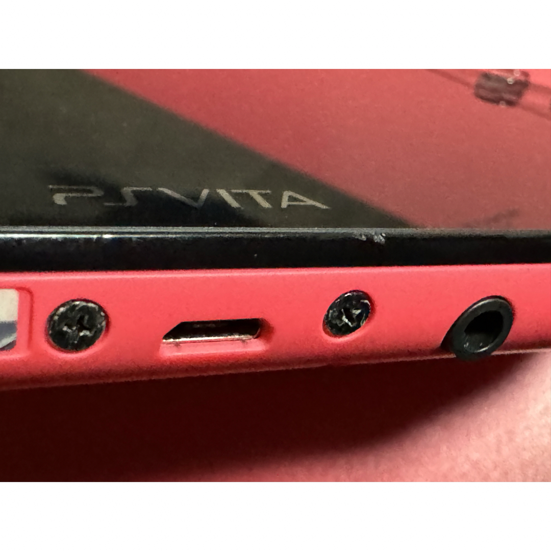 PlayStation Vita(プレイステーションヴィータ)のvita  ピンクブラック　マイクラ　1 エンタメ/ホビーのゲームソフト/ゲーム機本体(携帯用ゲーム機本体)の商品写真