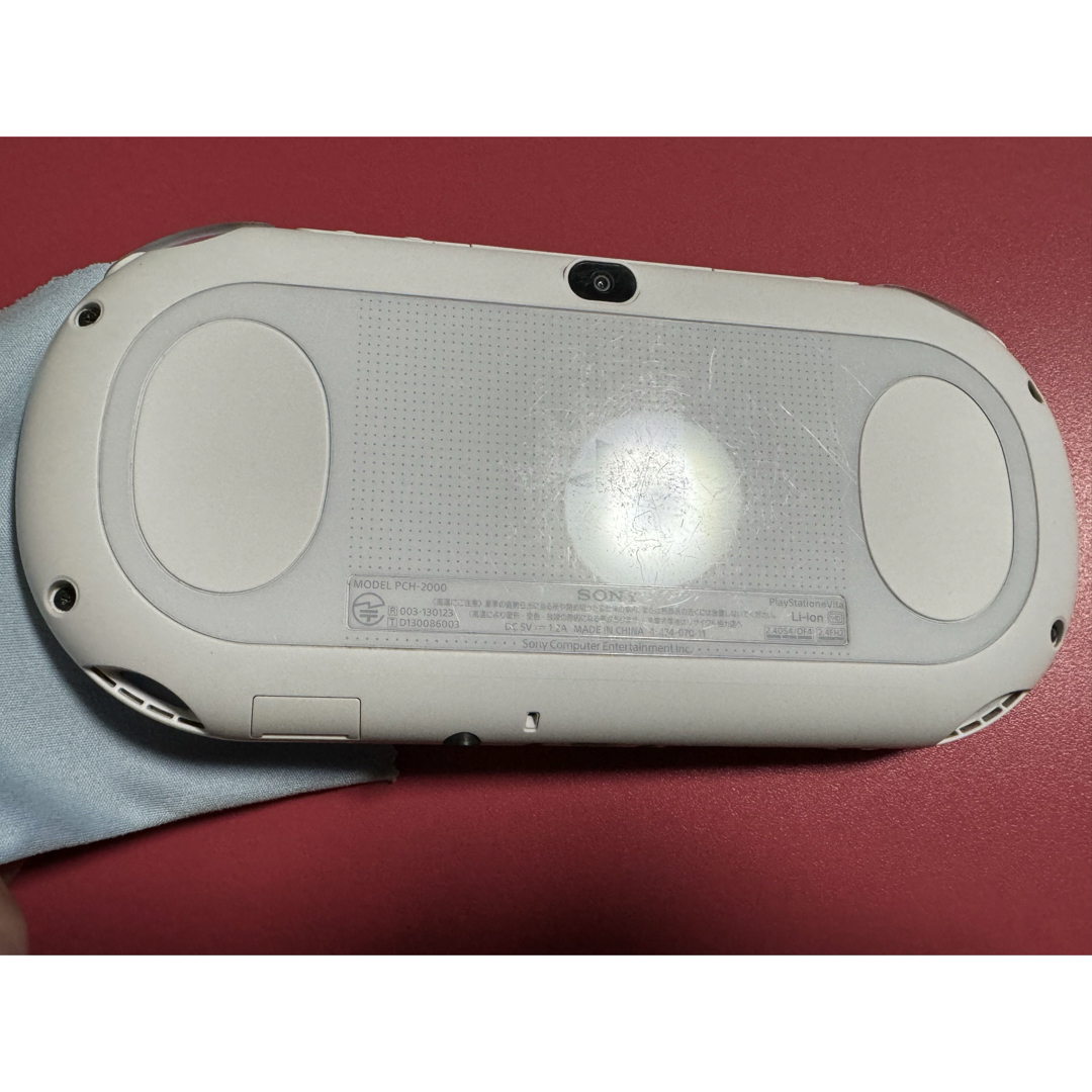 PlayStation Vita(プレイステーションヴィータ)のvita  ホワイト　1 エンタメ/ホビーのゲームソフト/ゲーム機本体(携帯用ゲーム機本体)の商品写真