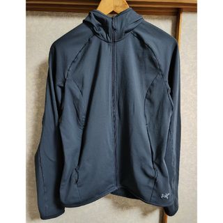 アークテリクス(ARC'TERYX)の美品アークテリクス アダヒフーディ ウィメンズM(登山用品)