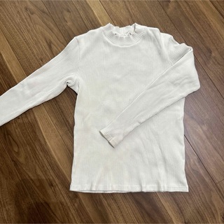 ユニクロ(UNIQLO)の《最終価格》ユニクロ　キッズ　リブタートルネック　ホワイト　140センチ(Tシャツ/カットソー)