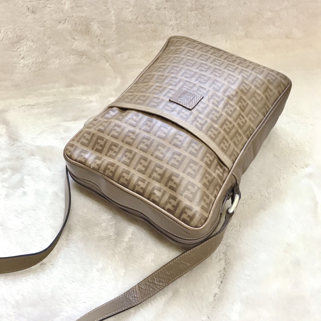 FENDI(フェンディ)の希少 FENDI フェンディ ズッカ柄 ボックス ショルダーバッグ PVC  レディースのバッグ(ショルダーバッグ)の商品写真