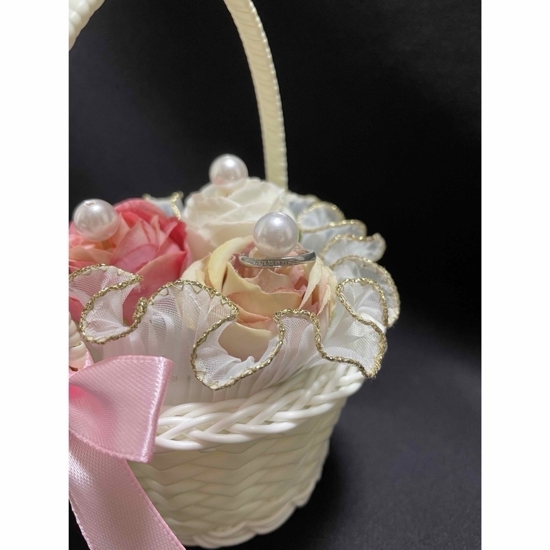 【婚約指輪もおける】ミニ花かごのリングピロー〈ピンク ver〉 ハンドメイドのウェディング(リングピロー)の商品写真