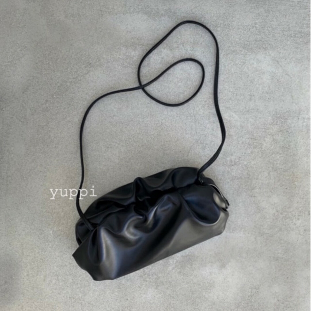 ガマ口 ギャザー ショルダーバック おしゃれ 黒 ブラック 大人気 綺麗 美品 レディースのバッグ(クラッチバッグ)の商品写真