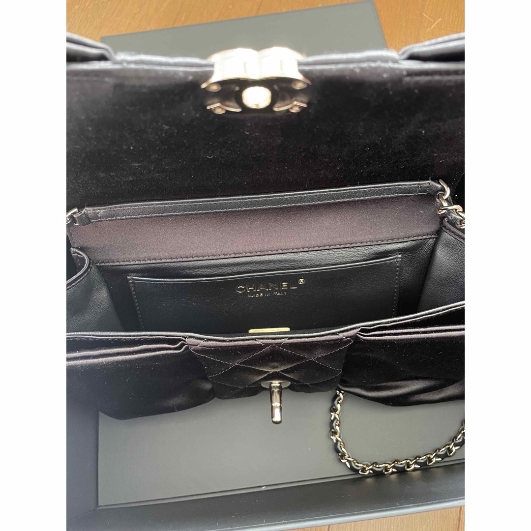 CHANEL - シャネル リボン サテンバッグ チェーンクラッチ 新品 CHANEL - シャネル リボン サテンバッグ チェーンクラッチ 新品