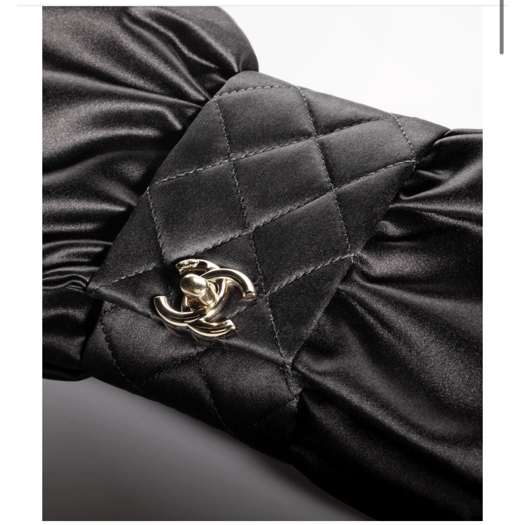 CHANEL - シャネル リボン サテンバッグ チェーンクラッチ 新品 CHANEL - シャネル リボン サテンバッグ チェーンクラッチ 新品