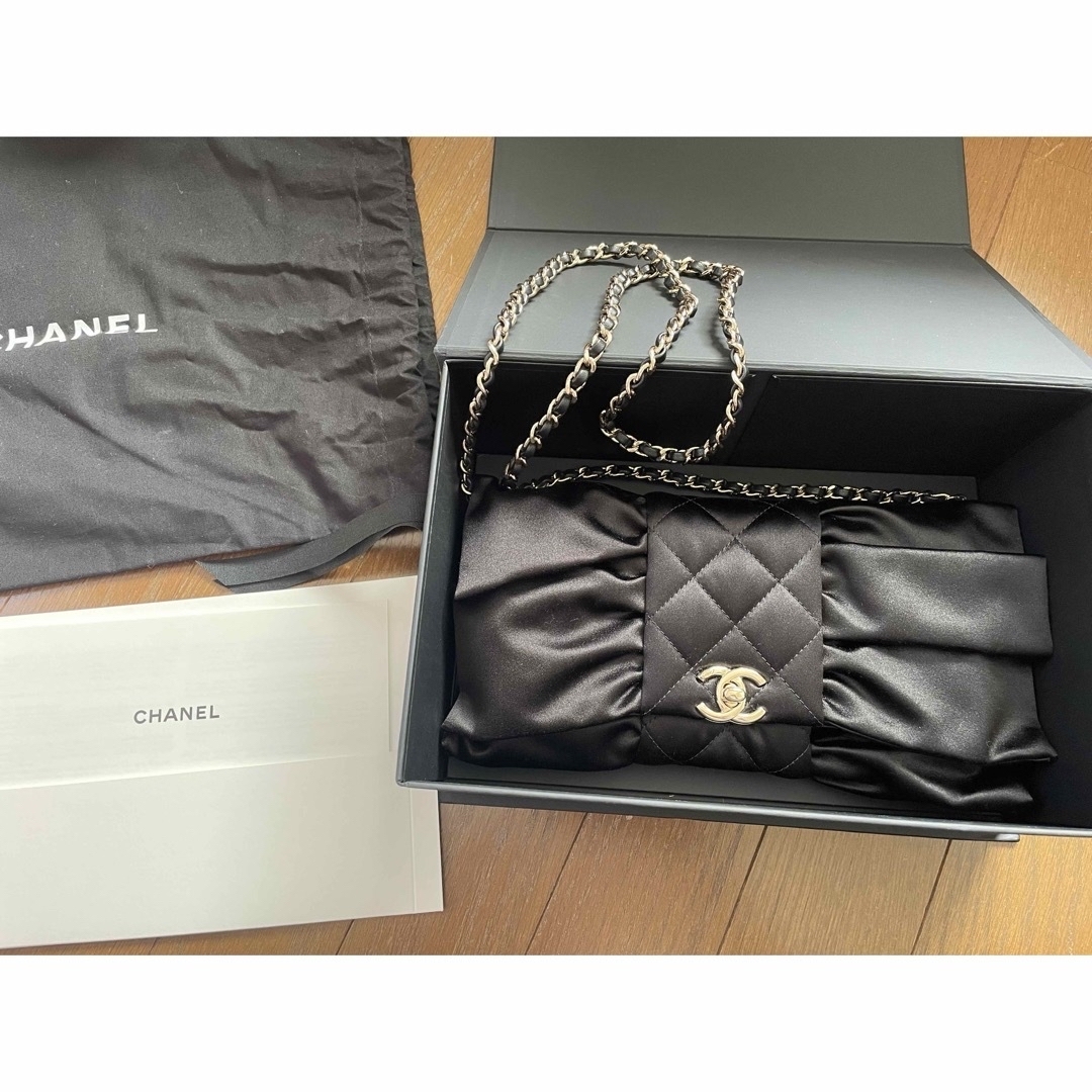 CHANEL - シャネル リボン サテンバッグ チェーンクラッチ 新品 CHANEL - シャネル リボン サテンバッグ チェーンクラッチ 新品