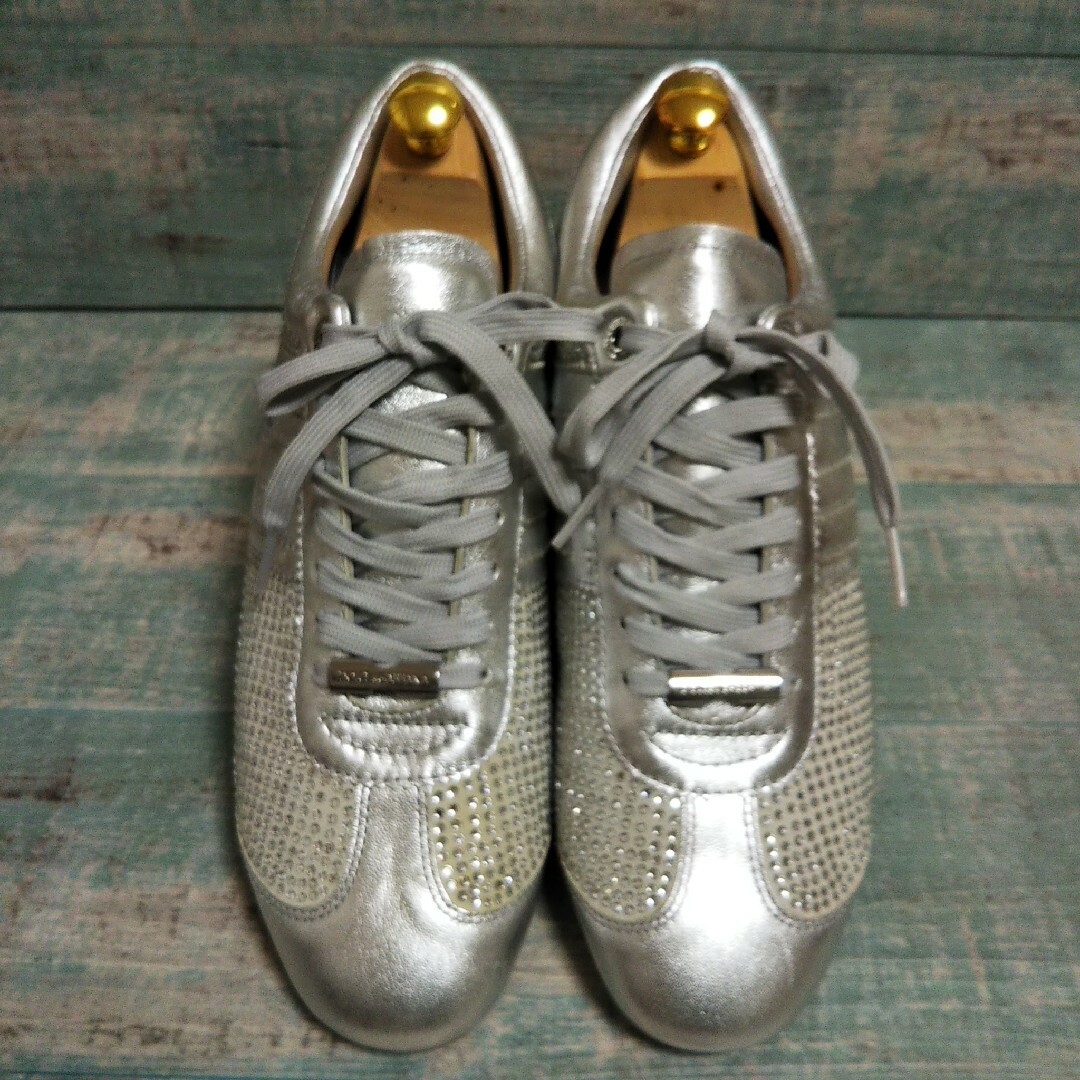 DOLCE&GABBANA(ドルチェアンドガッバーナ)の美品   DOLCE&GABBANA   スタッズ   ロゴ   スニーカー メンズの靴/シューズ(スニーカー)の商品写真