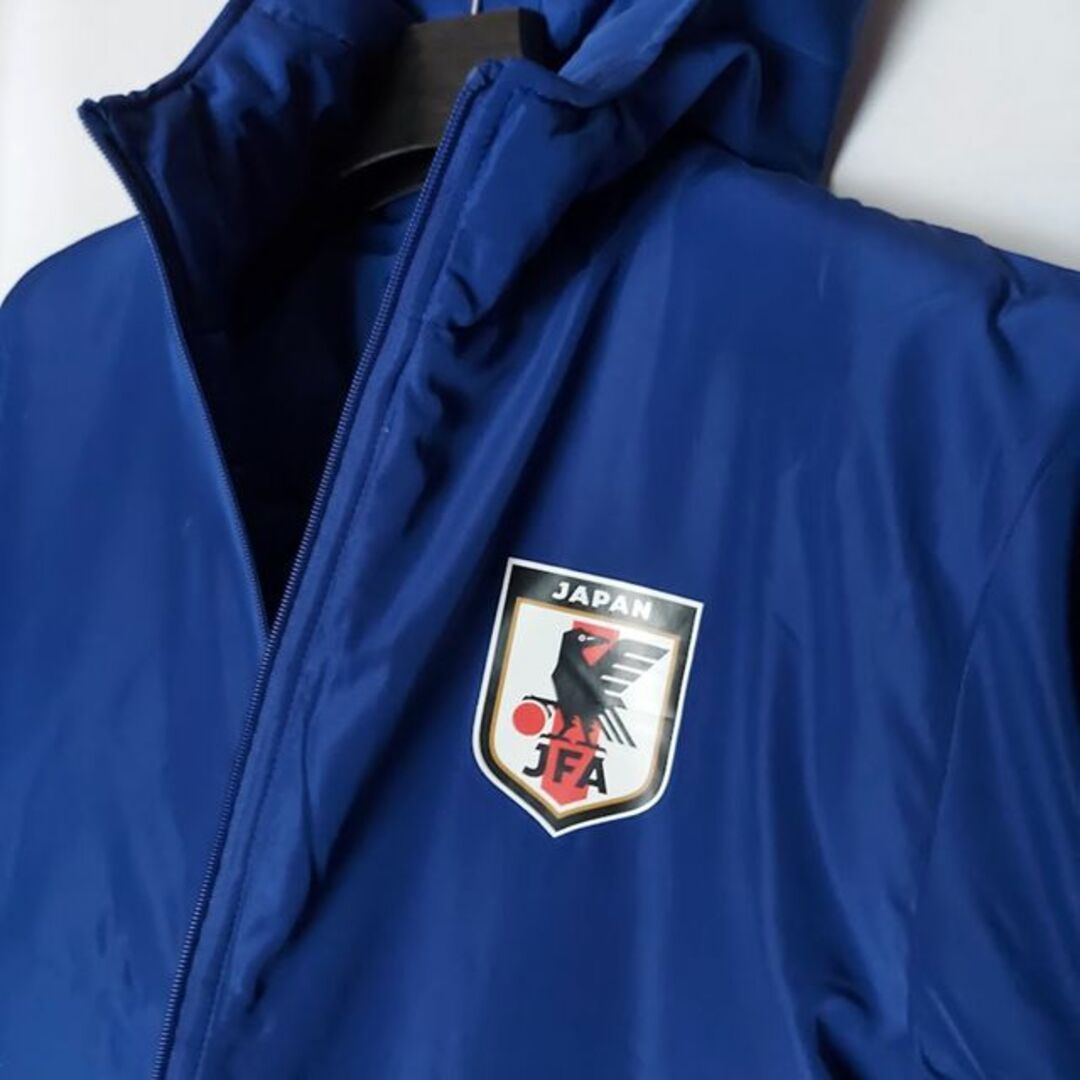 カルビー(カルビー)の新品 サッカー日本代表✨公式ライセンス サムライブルー 中綿ベンチコート メンズのジャケット/アウター(ダウンジャケット)の商品写真