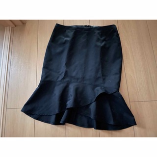 インタープラネット(INTERPLANET)の新品タグなし　インタープラネット　裾フリル黒色スカート　サイズ2(ひざ丈スカート)