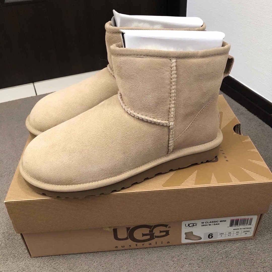 UGG(アグ)の激レア超希少 完売入手困難サンドUGG W CLASSIC MINI SAND レディースの靴/シューズ(ブーツ)の商品写真