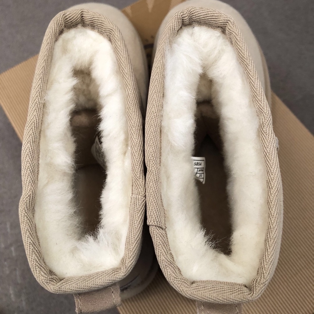 UGG(アグ)の激レア超希少 完売入手困難サンドUGG W CLASSIC MINI SAND レディースの靴/シューズ(ブーツ)の商品写真