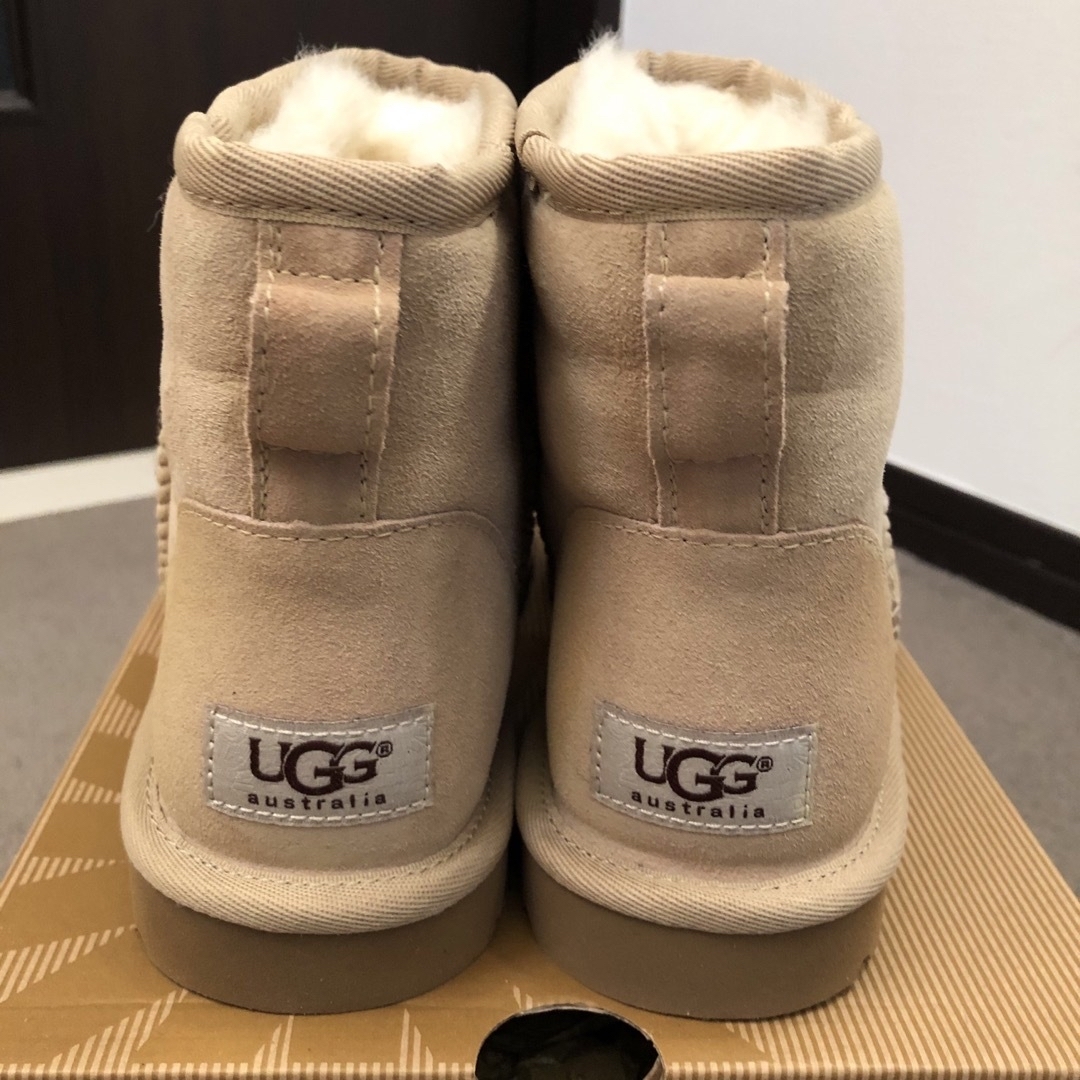 UGG(アグ)の激レア超希少 完売入手困難サンドUGG W CLASSIC MINI SAND レディースの靴/シューズ(ブーツ)の商品写真