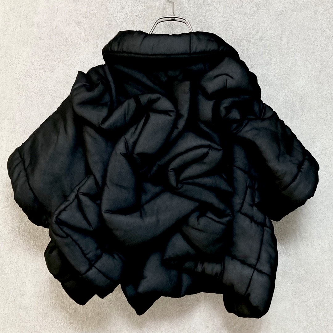 COMME des GARCONS(コムデギャルソン)の希少 コムデギャルソン 10AW 中綿ポリエステル 変形ジャケット 黒XS レディースのジャケット/アウター(その他)の商品写真