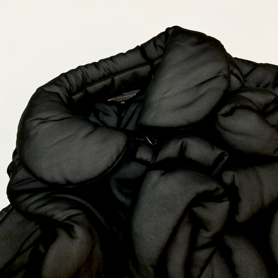 COMME des GARCONS(コムデギャルソン)の希少 コムデギャルソン 10AW 中綿ポリエステル 変形ジャケット 黒XS レディースのジャケット/アウター(その他)の商品写真