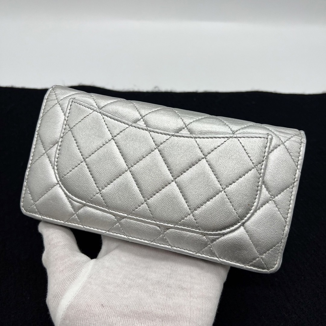 CHANEL - 美品！シャネル ラムスキン マトラッセ 長財布 シルバーの ...