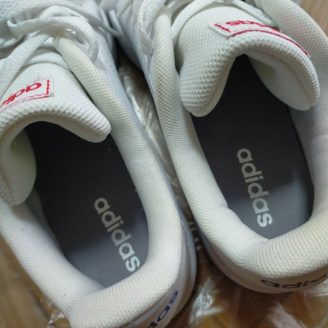 adidas(アディダス)のadidas スニーカー 状態良好 ホワイト 24.5cm 青 赤 レディースの靴/シューズ(スニーカー)の商品写真