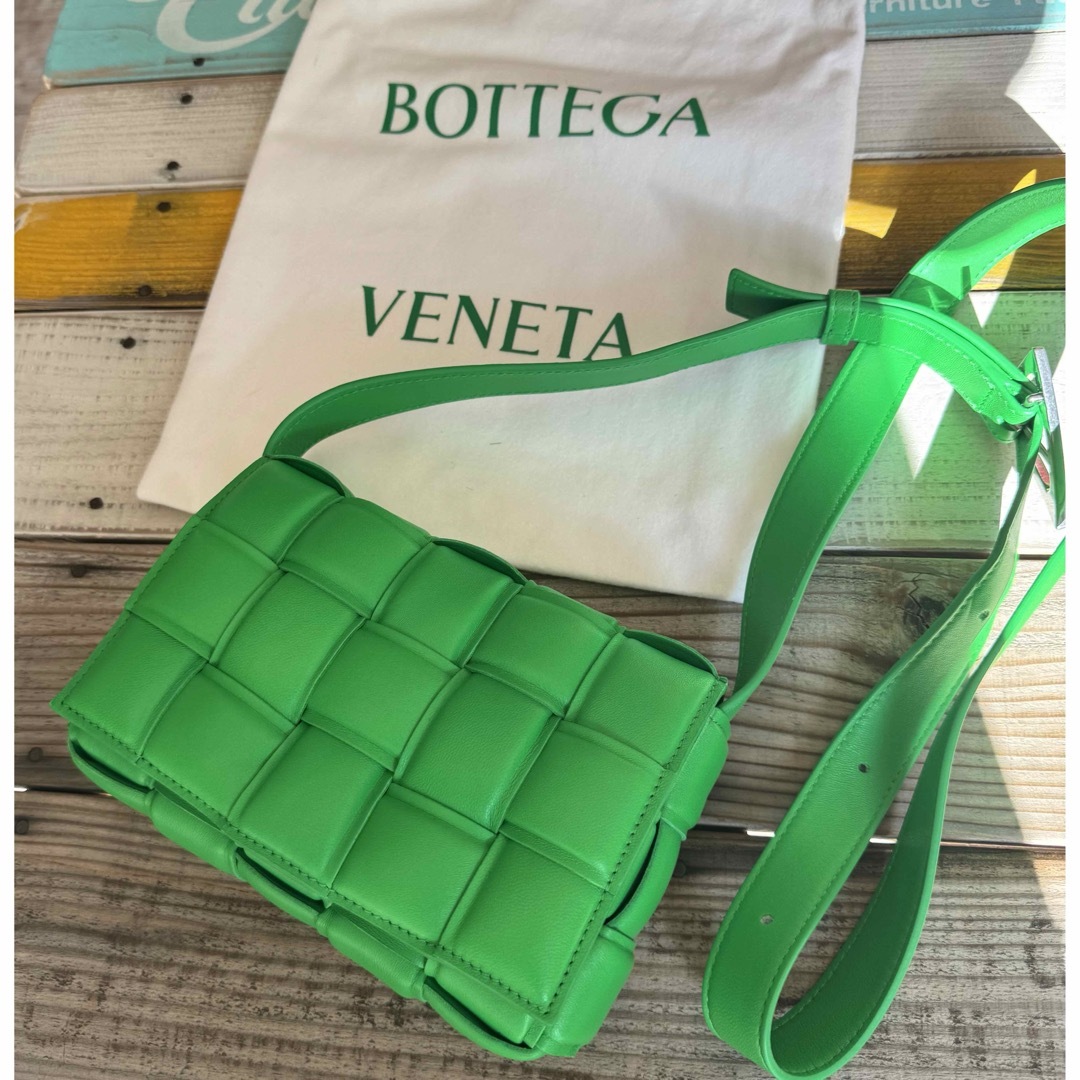 Bottega Veneta(ボッテガヴェネタ)のBOTTEGA ボッテガ バッグ スモール パデッド カセット ショルダー 鞄  レディースのバッグ(ショルダーバッグ)の商品写真