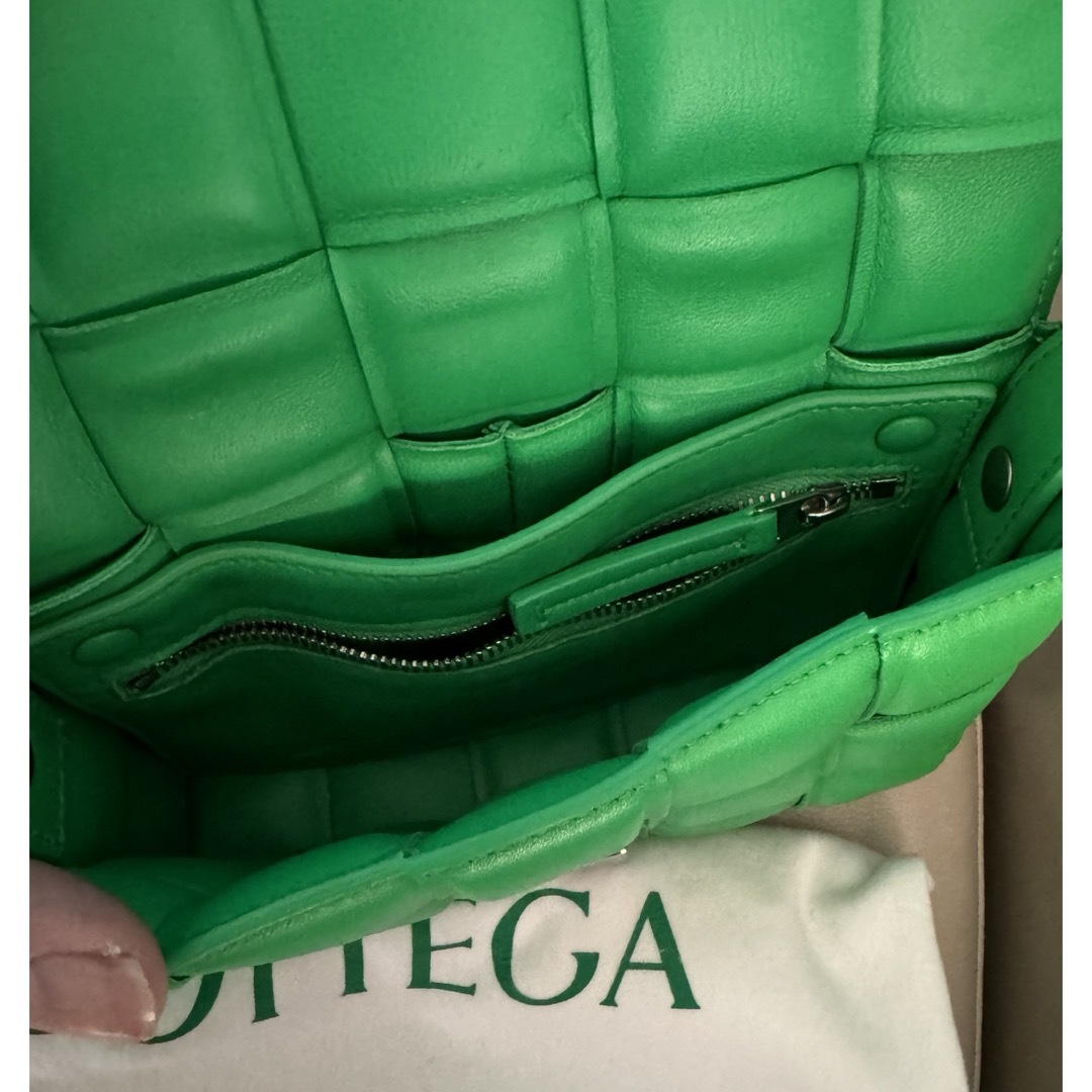 Bottega Veneta(ボッテガヴェネタ)のBOTTEGA ボッテガ バッグ スモール パデッド カセット ショルダー 鞄  レディースのバッグ(ショルダーバッグ)の商品写真