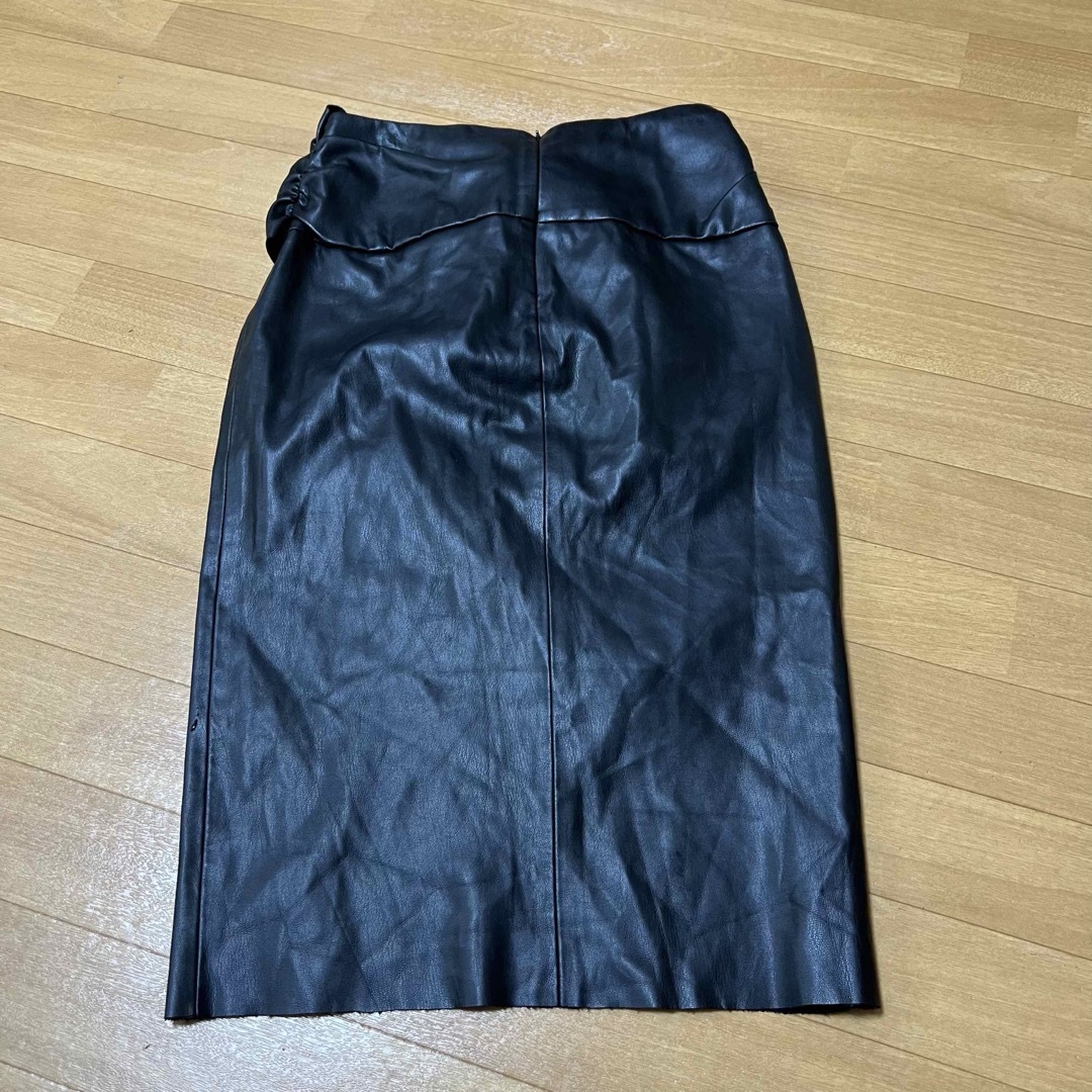 ZARA(ザラ)のZARA ザラ　カシュクールリボン膝丈スカート　フェイクレザー レディースのスカート(ひざ丈スカート)の商品写真